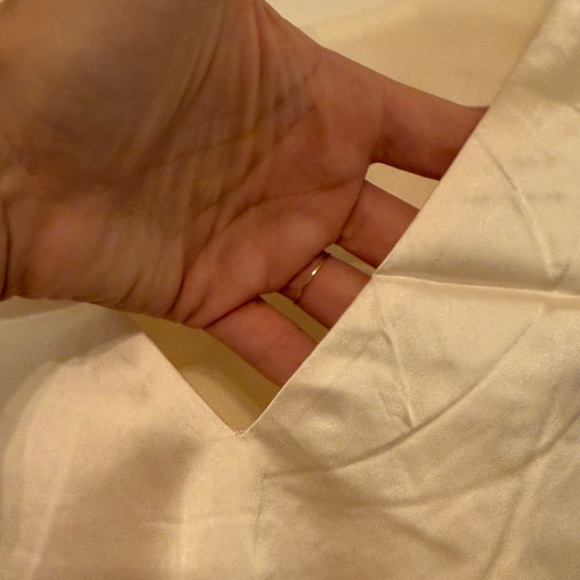 Elegant Cream Sleeveless silk Top - Picture 4 of 7